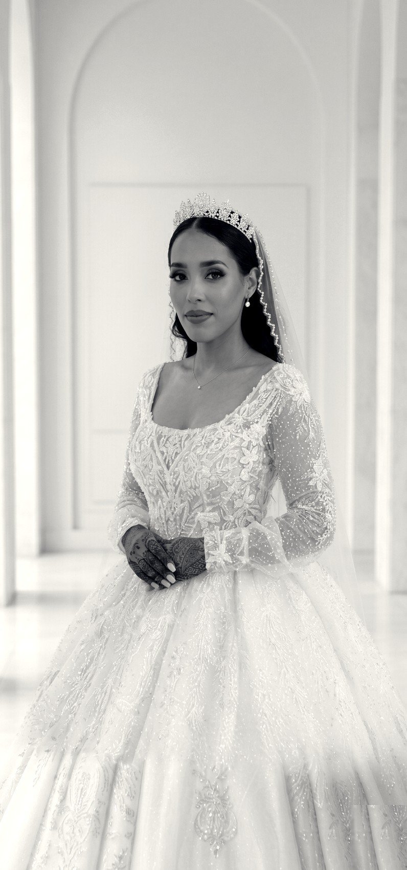 Détail de robe de mariée et henné, noir et blanc